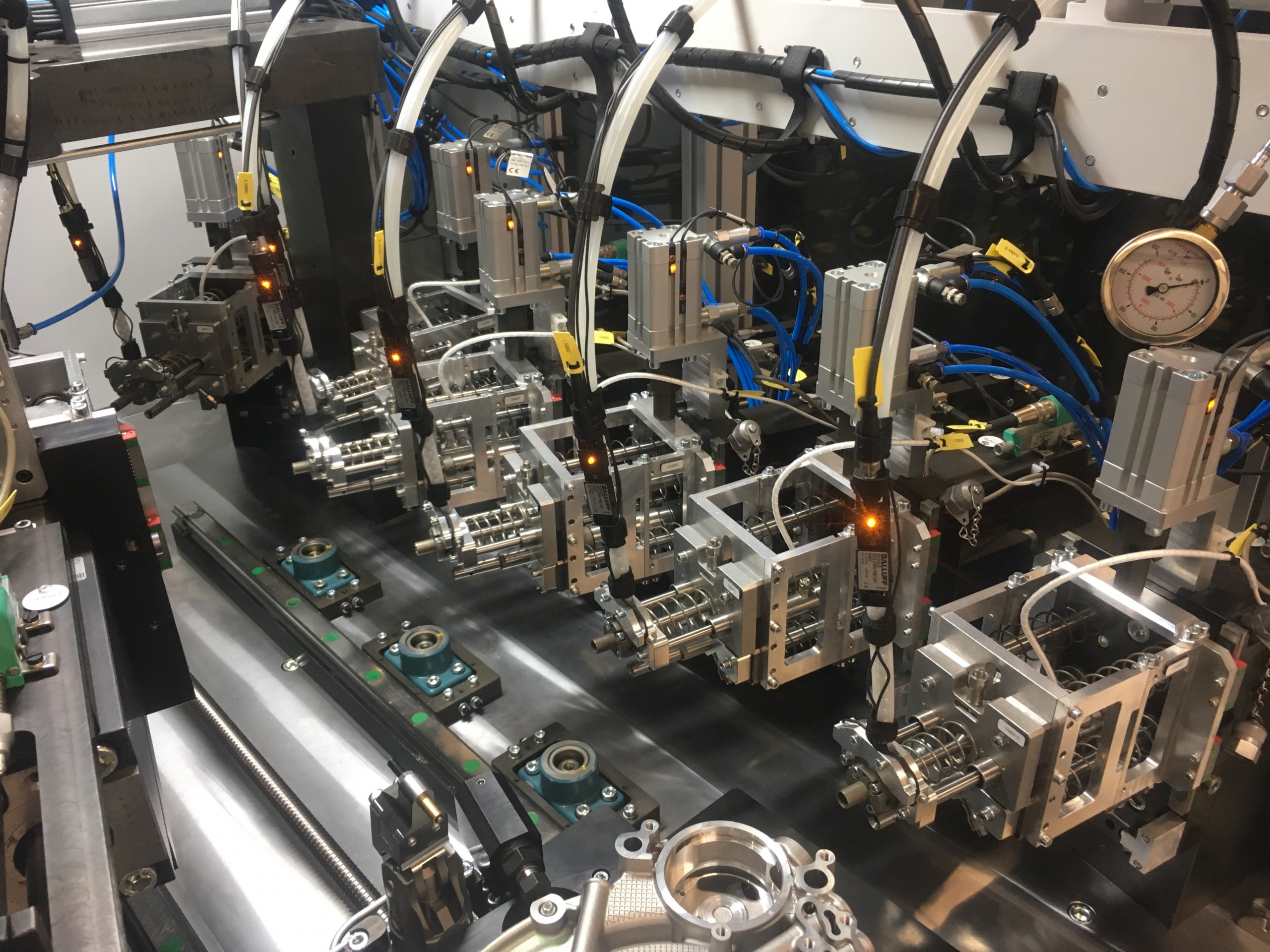 Vollautomatisierte Kugelmontageanlage